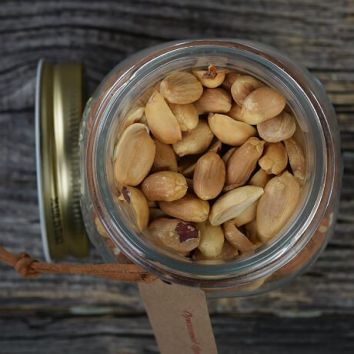 Банка с орехами и изюмом