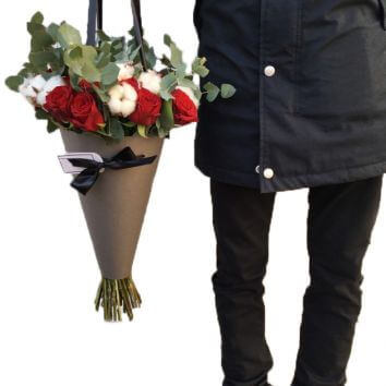 Розы в конусе с хлопком