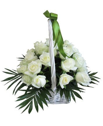 Корзина с белыми розами