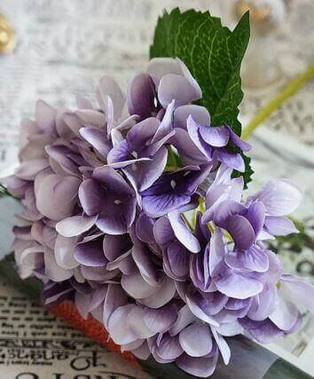 Букет из фиолетовых искусственных гортензий
