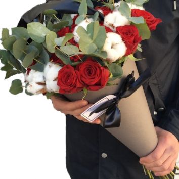 Розы в конусе с хлопком