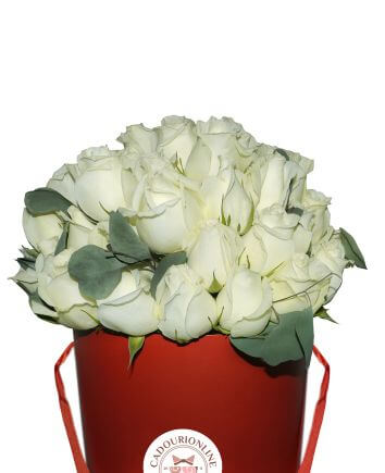 Розы в круглой коробке