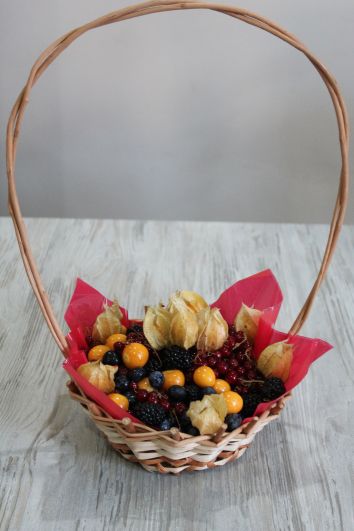 Kорзинa с ягодами