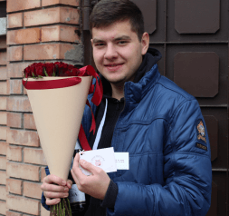 Букет из красных роз в конусе