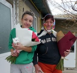 Trandafiri rosii cu fundita roz