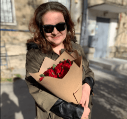 Trandafiri rosii cu fundita roz